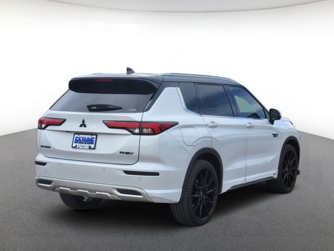 Used 2025 Mitsubishi Outlander SEL AWD/4WD image 3