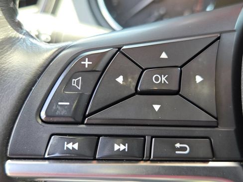 Used 2017 Nissan Rogue SL FWD image 18