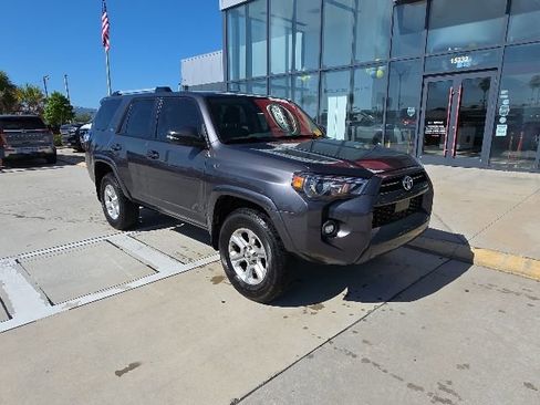 Used 2022 Toyota 4Runner SR5 Premium w/ Moonroof Package AWD/4WD image 2