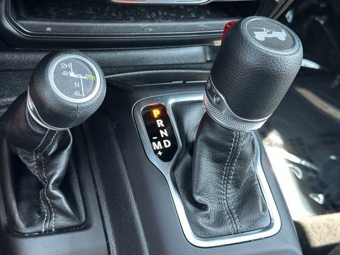 Used 2025 Jeep Wrangler Unlimited Sahara AWD/4WD image 18