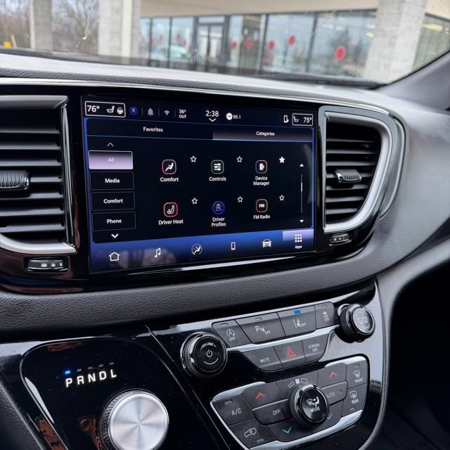 Used 2025 Chrysler Pacifica Select FWD image 27