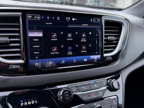 Used 2025 Chrysler Pacifica Select image 27