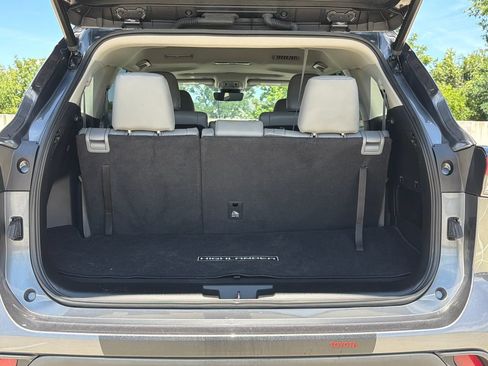 Used 2023 Toyota Highlander XLE AWD/4WD image 6