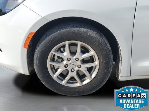 Used 2024 Chrysler Voyager LX image 11