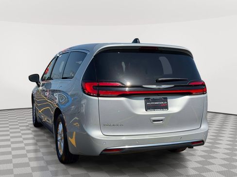 Used 2023 Chrysler Pacifica Touring-L FWD image 6