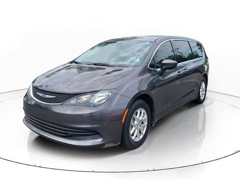 Used 2020 Chrysler Voyager LX w/ Cold Weather Group FWD image 4