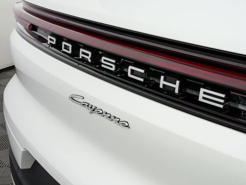 Certified 2024 Porsche Cayenne AWD/4WD image 38