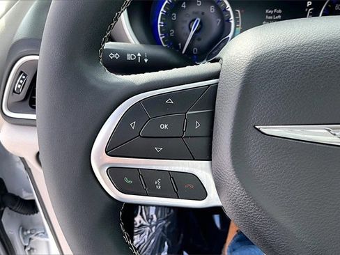 Used 2024 Chrysler Pacifica Touring-L image 18