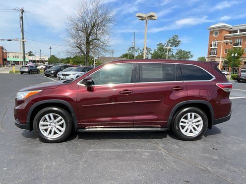 Used 2014 Toyota Highlander LE w/ Preferred Accessory Package AWD/4WD image 4