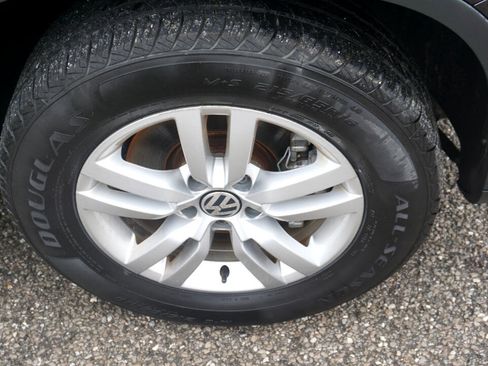 Used 2016 Volkswagen Tiguan S image 40