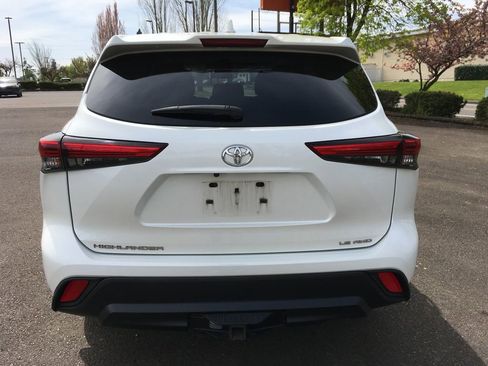 Used 2021 Toyota Highlander LE AWD/4WD image 5