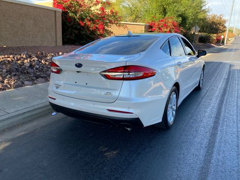 Used 2019 Ford Fusion SE image 2