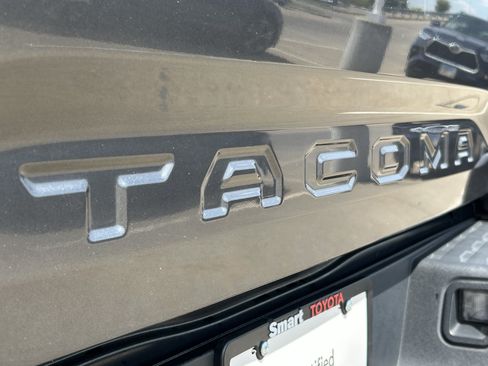 Used 2019 Toyota Tacoma TRD Sport AWD/4WD image 8