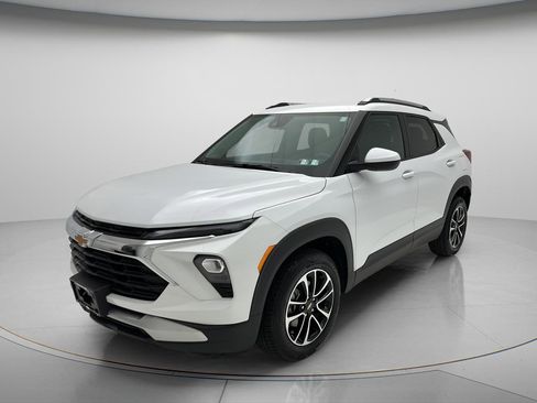 Used 2025 Chevrolet TrailBlazer LT AWD/4WD image 3