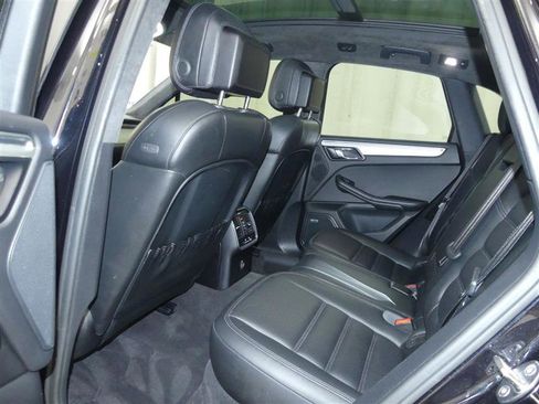 Used 2018 Porsche Macan Turbo image 22
