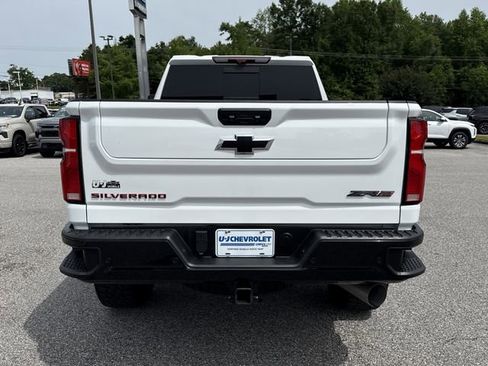 Used 2024 Chevrolet Silverado 2500 ZR2 w/ Technology Package AWD/4WD image 4