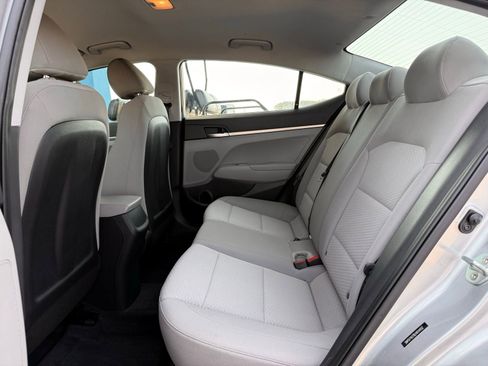 Used 2020 Hyundai Elantra SE image 17