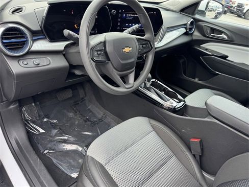 Certified 2025 Chevrolet Trax LT image 9