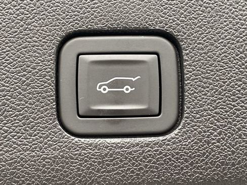 Certified 2025 Cadillac XT6 Premium Luxury FWD image 7