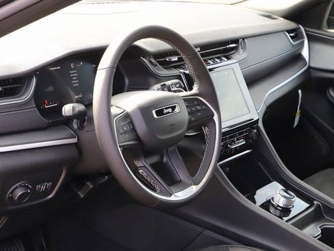 New 2025 Jeep Grand Cherokee Altitude image 10