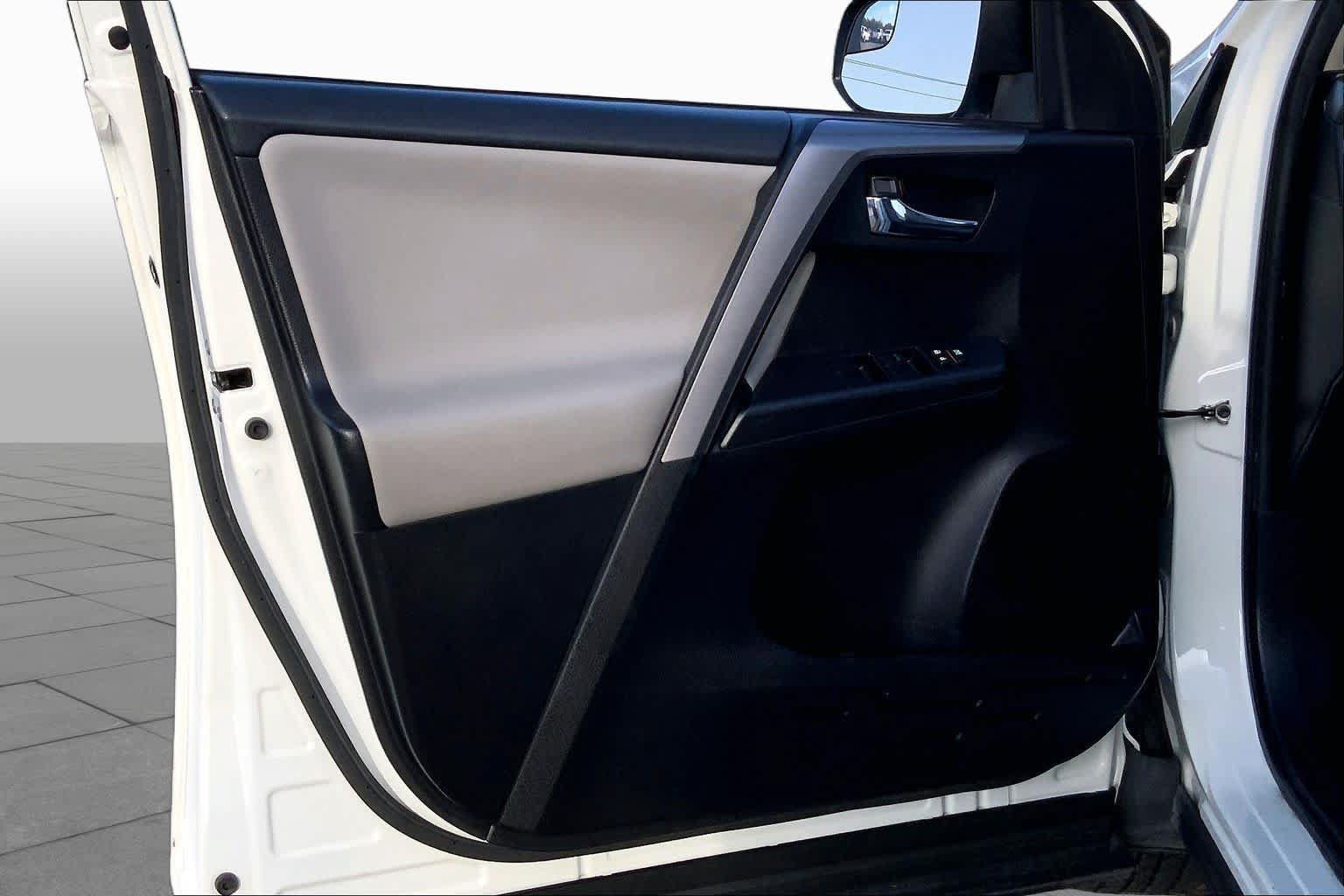 Used 2016 Toyota RAV4 XLE FWD image 19
