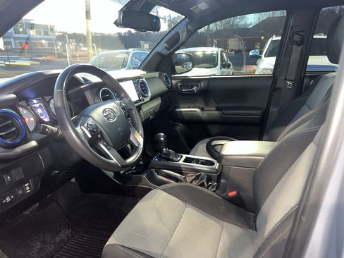 Used 2020 Toyota Tacoma TRD Off-Road w/ Technology Package image 12