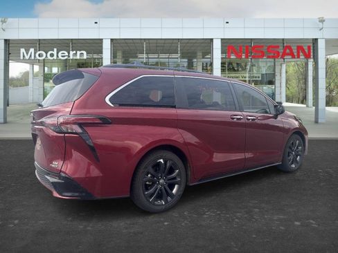 Used 2022 Toyota Sienna XSE FWD image 5