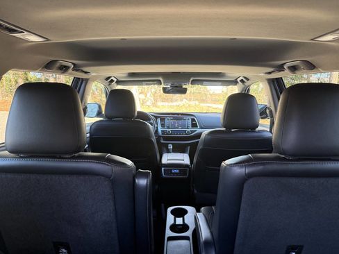 Used 2019 Toyota Highlander SE image 11