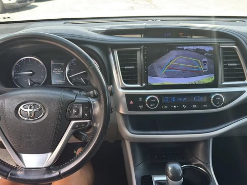Used 2018 Toyota Highlander Limited FWD image 10