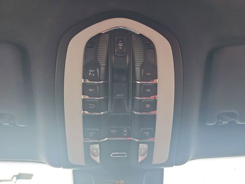 Used 2021 Porsche Macan AWD/4WD image 32