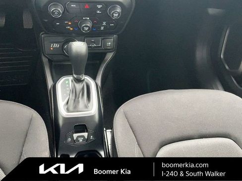 Used 2023 Jeep Renegade Latitude AWD/4WD image 10
