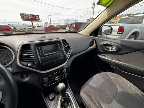 Used 2016 Jeep Cherokee Latitude w/ Comfort & Convenience Group image 17