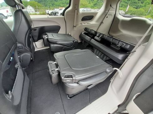 Used 2023 Chrysler Pacifica Touring-L FWD image 45