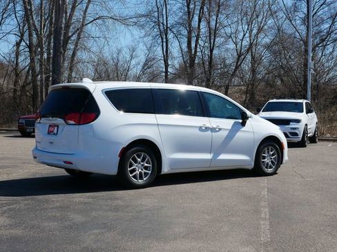 Used 2017 Chrysler Pacifica Touring image 5