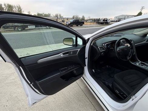 Used 2020 Ford Fusion SE FWD image 8