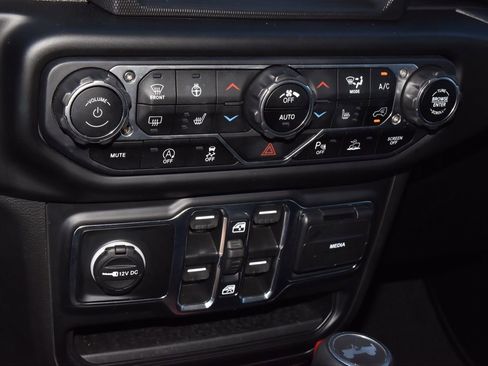 Used 2022 Jeep Wrangler Unlimited Sahara image 29