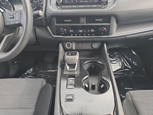 Used 2023 Nissan Rogue SV FWD image 3
