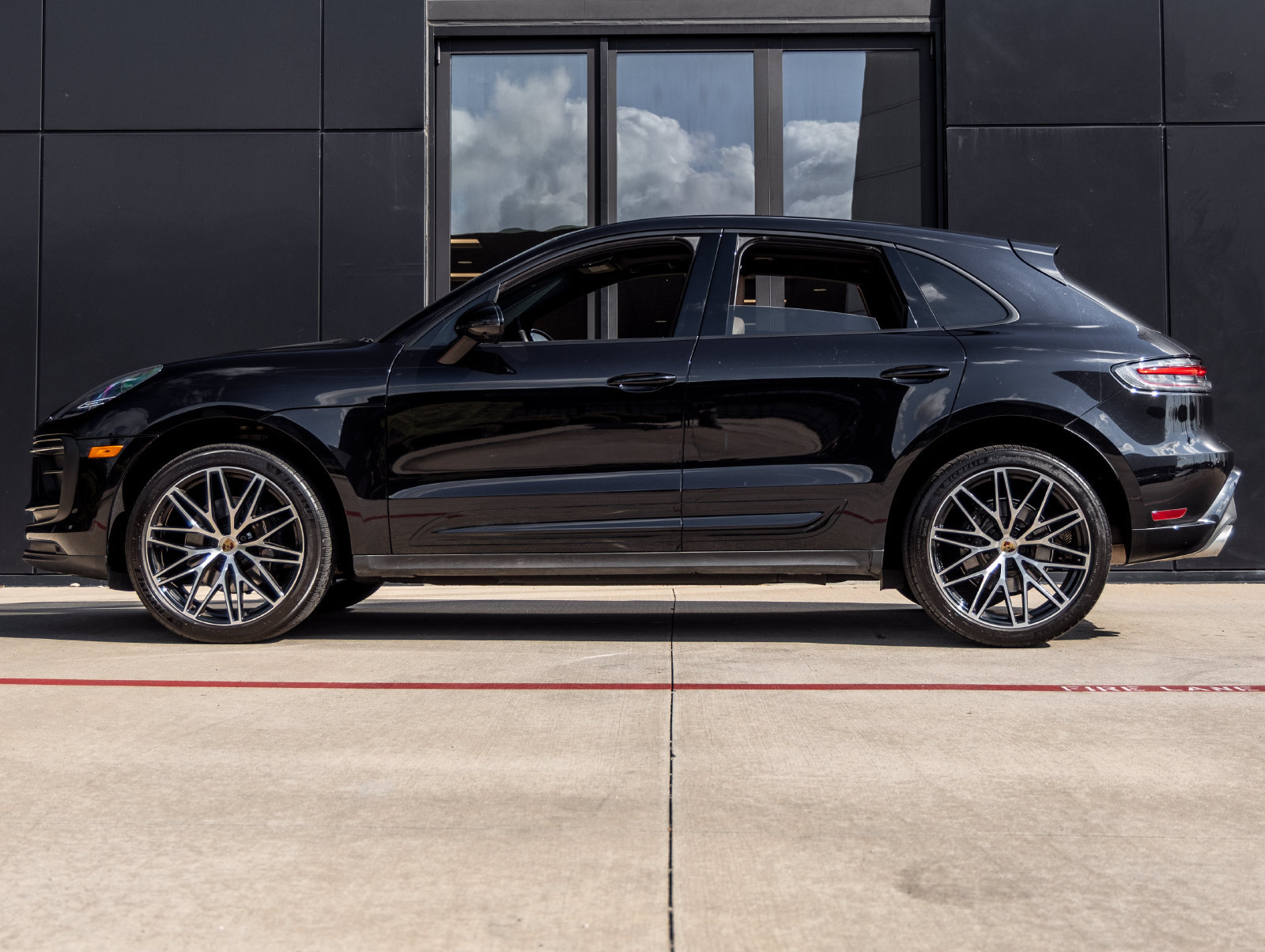 Certified 2024 Porsche Macan AWD/4WD image 2