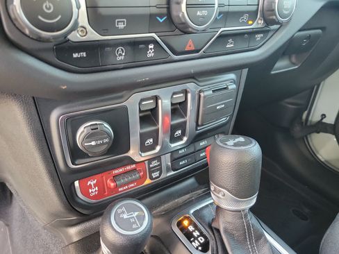 Certified 2024 Jeep Wrangler Rubicon AWD/4WD image 18