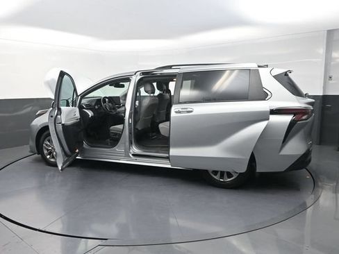 Used 2025 Toyota Sienna XLE FWD image 42