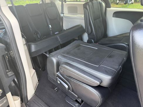 Used 2019 Dodge Grand Caravan SXT FWD image 14