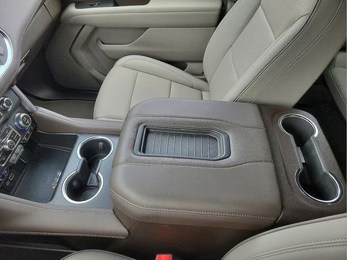 Used 2024 GMC Yukon SLT w/ SLT Luxury Package RWD image 20