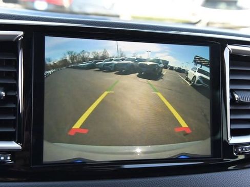 Used 2022 Chrysler Pacifica Touring-L image 14