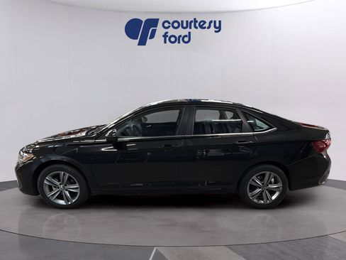 Used 2024 Volkswagen Jetta SE FWD image 4