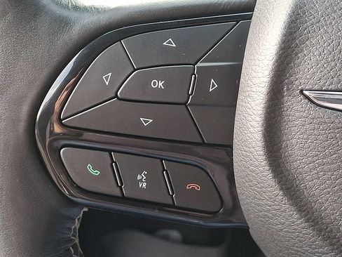 Used 2021 Chrysler Pacifica Touring-L w/ Uconnect Theater Family Group FWD image 21