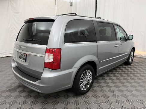 Used 2013 Chrysler Town & Country Touring-L w/ Driver Convenience Group FWD image 5