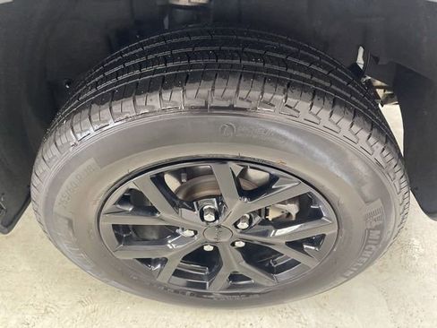 Used 2025 Jeep Grand Cherokee Altitude AWD/4WD image 6