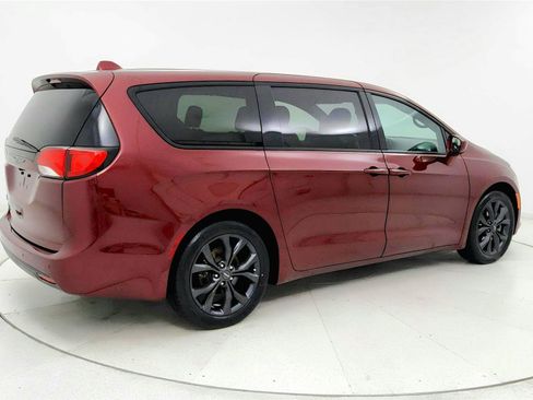 Used 2018 Chrysler Pacifica Touring Plus w/ S Appearance Package FWD image 5