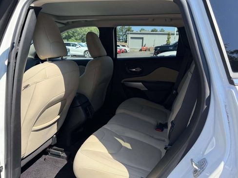 Used 2017 Jeep Cherokee Latitude w/ Comfort/Convenience Group FWD image 6
