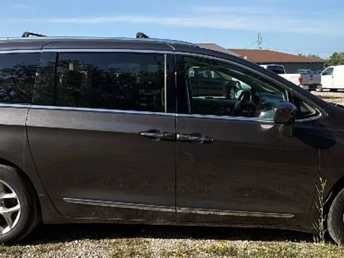 Used 2018 Chrysler Pacifica Touring-L w/ Tire & Wheel Group FWD image 5